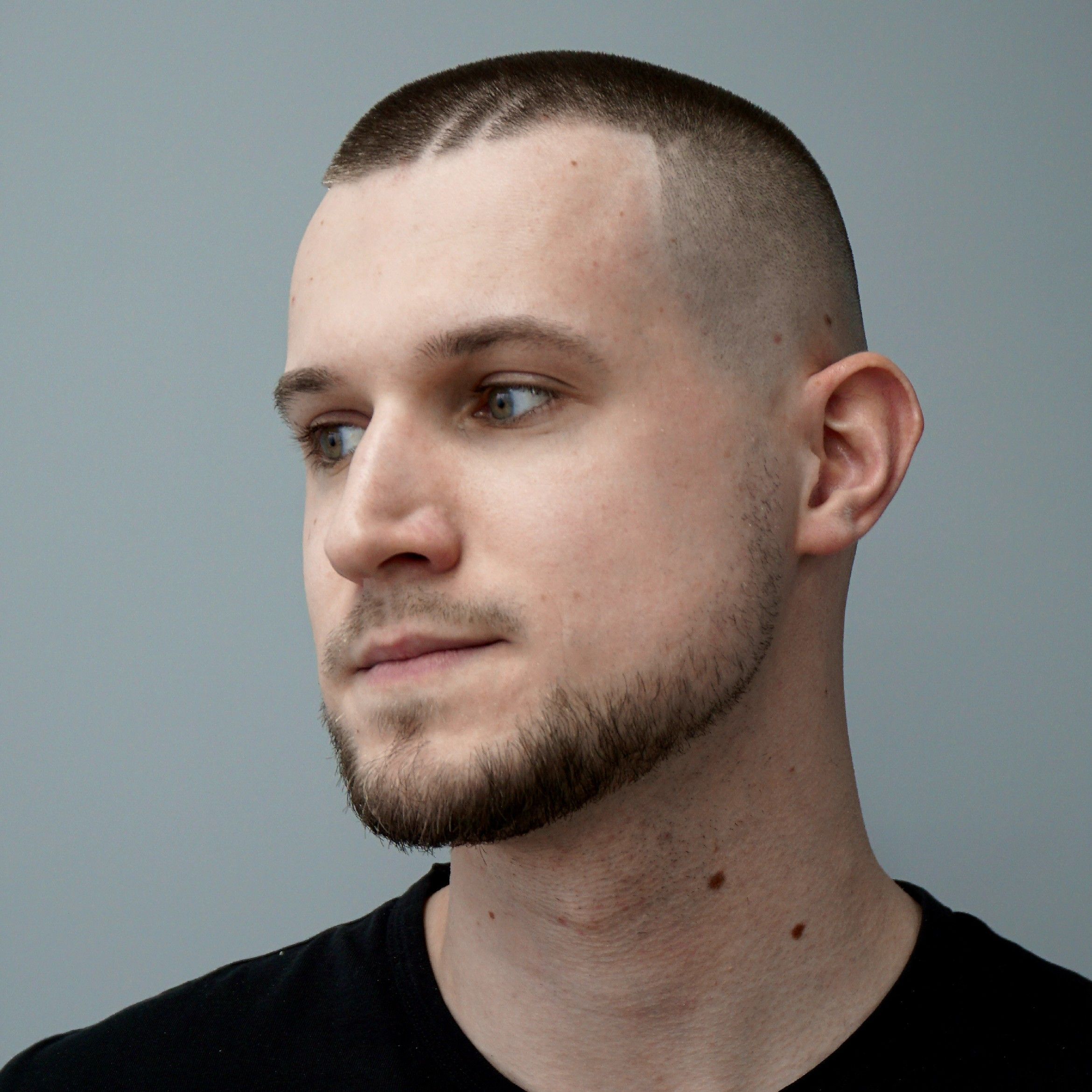 Krótki buzz z liniami i brodą - realizacja INTER Barbershop