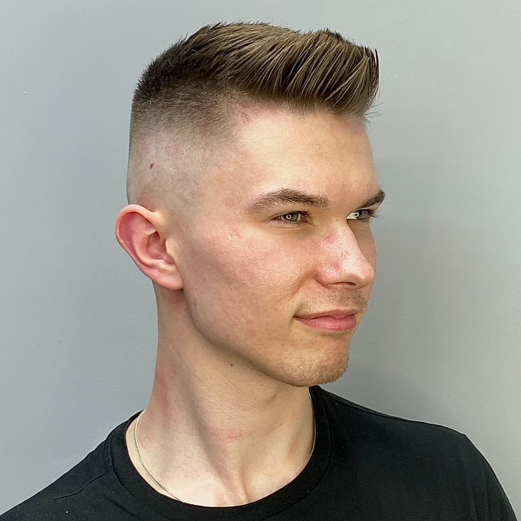 High skin fade z quiffem - realizacja INTER Barbershop