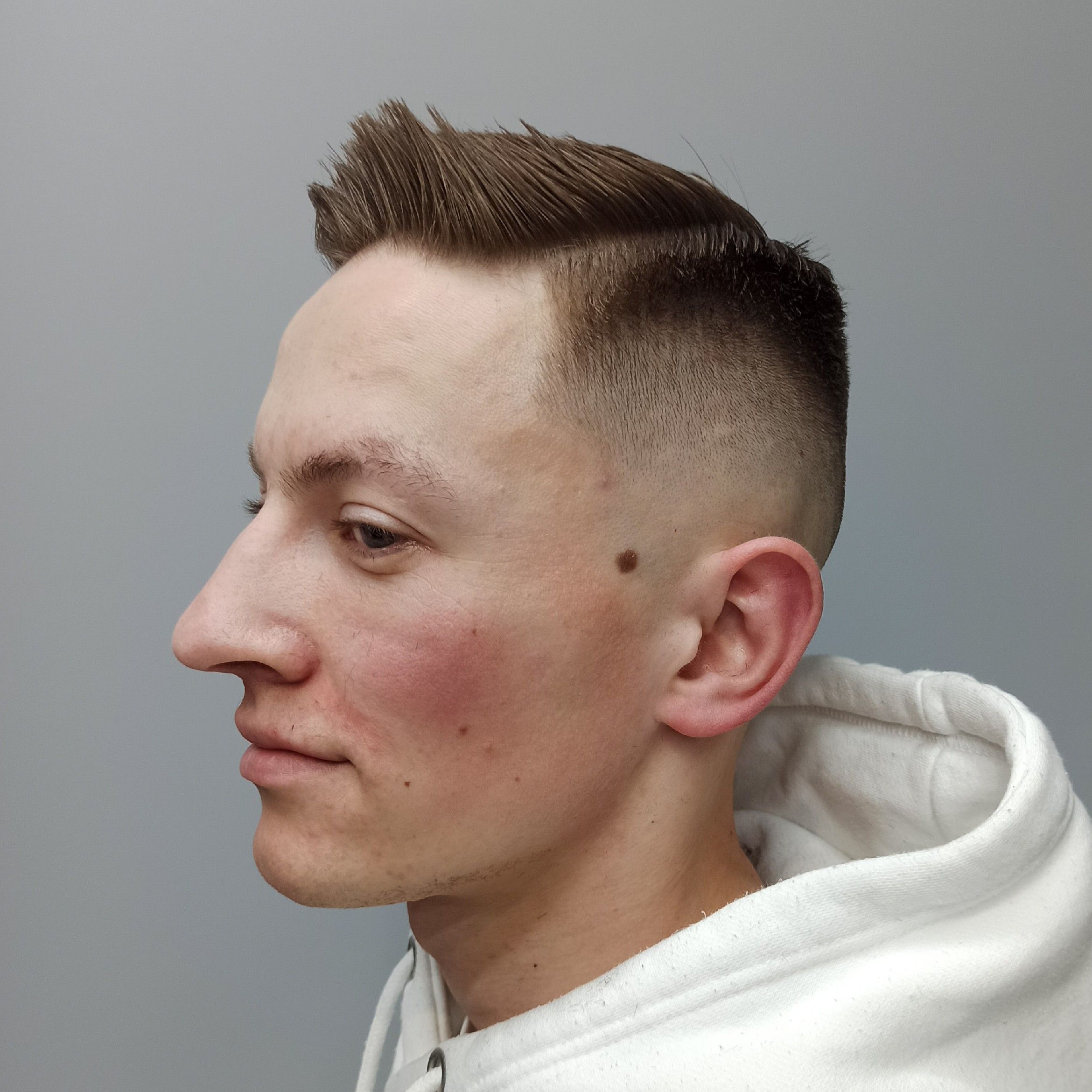 Skin fade z teksturowanym topem - realizacja INTER Barbershop